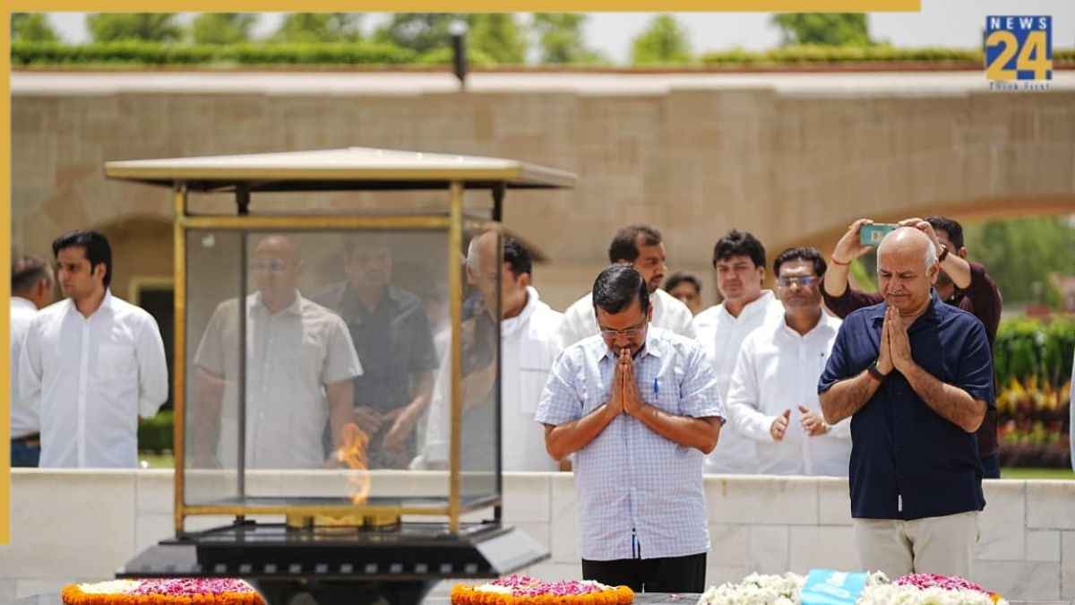 अरविंद केजरीवाल और मनीष सिसोदिया गांधी समाधि पर जाकर हुए नतमस्तक, सत्याग्रह के मार्ग पर डटे रहने की मांगी शक्ति