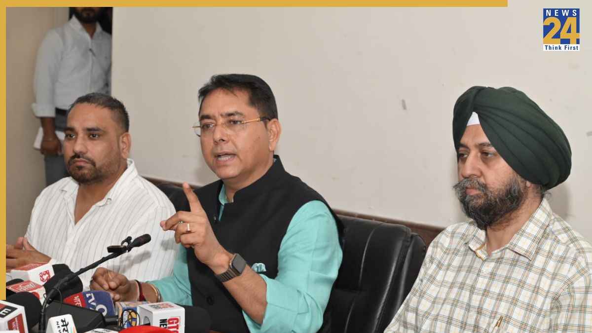 सभी स्ट्रीट लाइटों की कमांड पर कंट्रोल सेंटर के माध्यम से की जाएगी निगरानी, हर खराब लाइट को 3 दिन के भीतर ठीक करने की व्यवस्था सुनिश्चित की जाएगी: अमन अरोड़ा