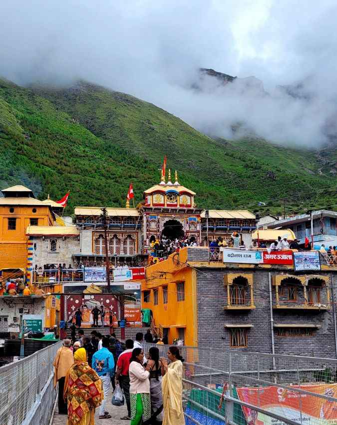 कैसे पहुंच सकते हैं बद्रीनाथ धाम