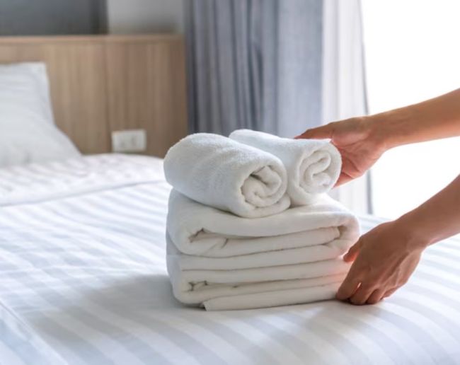 Hotel Mein Safed Rang Ka Toliya-1-2-3-4