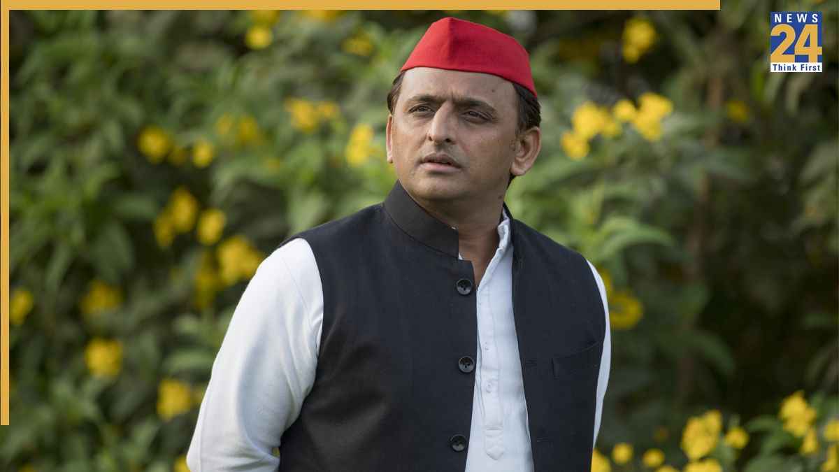 अखिलेश यादव ने की बड़ी चुनावी घोषणा! 300 यूनिट तक मुफ्त बिजली, महिलाओं के लिए 40000 की पेंशन