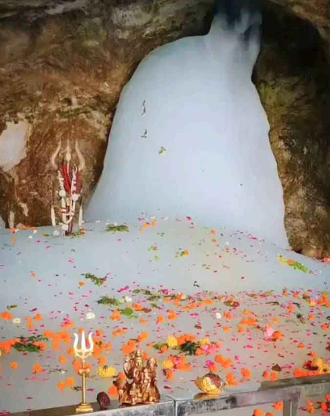 स्वयंभू बर्फ का शिवलिंग