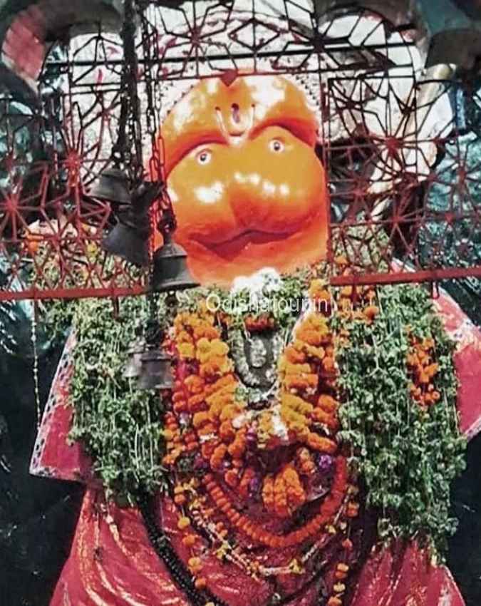 आज भी बेड़ी में बंधे हनुमान जी कर रहे हैं मंदिर की रक्षा