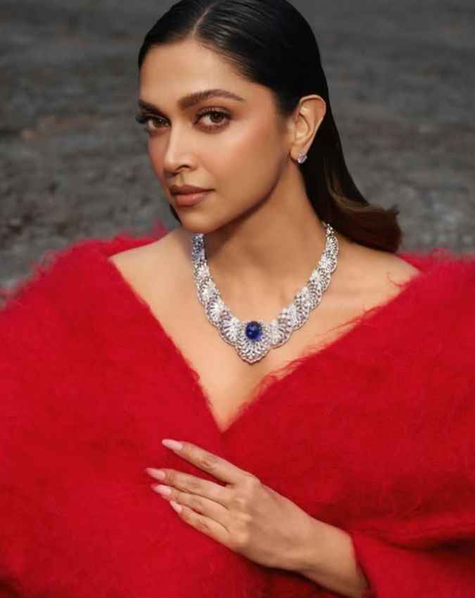 रेड आउटफिट लुक