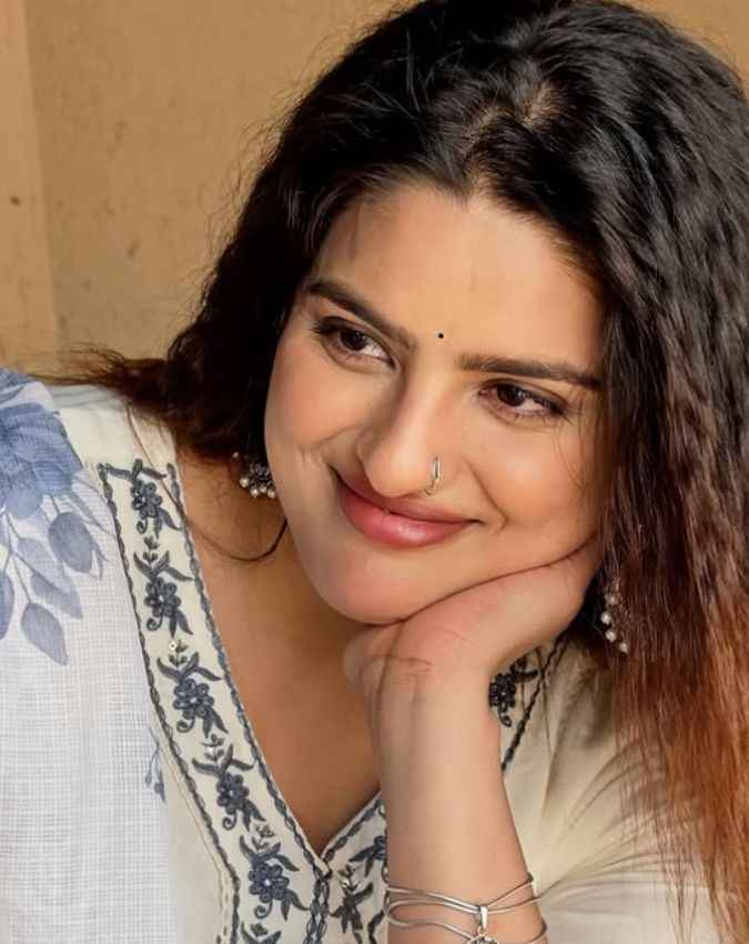 एक्ट्रेस के चेहरे पर मुस्कान