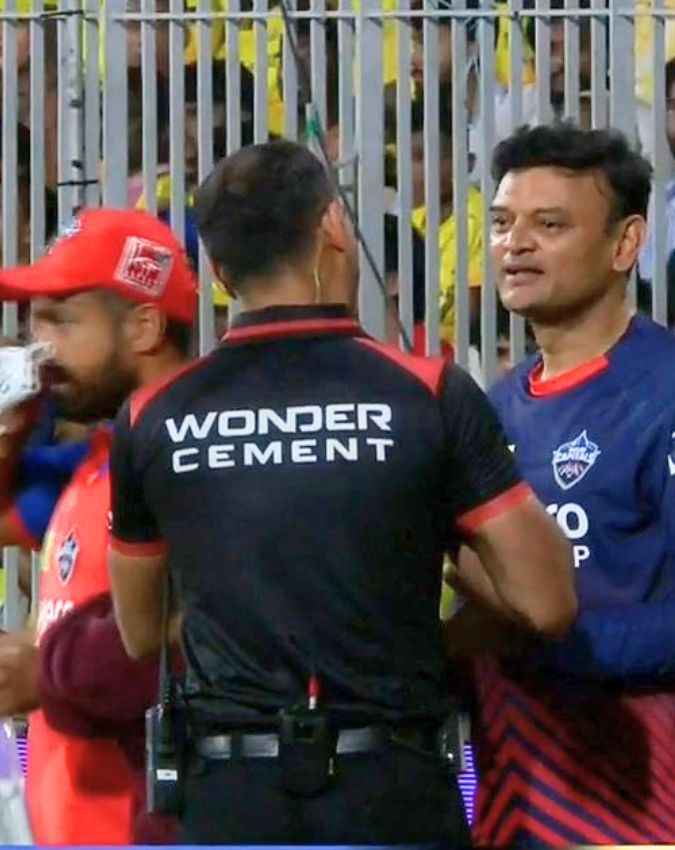 ग्लव्ज बदलने से किया था इनकार
