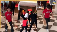 VIDEO: विराट कोहली से चंद कदम दूर नन्हें फैन ने फेंका बल्ला, दिल टूटा तो छलक आए आंसू