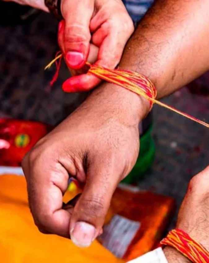 पुराने कलावे का क्या करें?