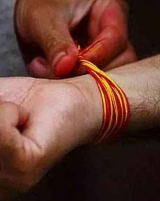 कलावे को कैंची से काटें या नहीं?