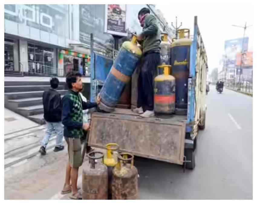 कमर्शियल सिलेंडर का तड़का: ढाबे और रेस्टोरेंट वाले भी सुन लें!