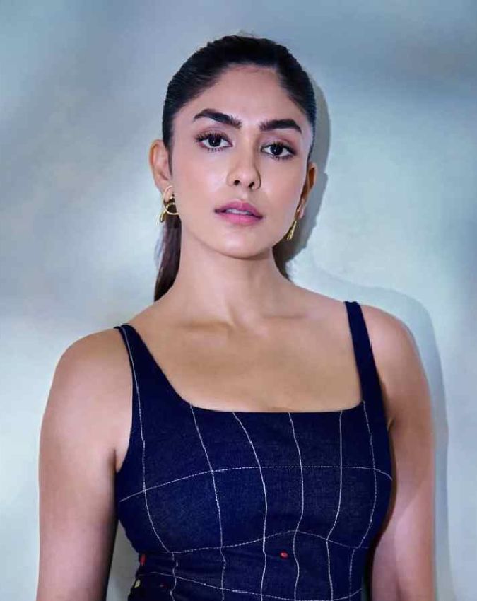 ranveer singh lucky charm for mrunal thakur-1-2-3-4