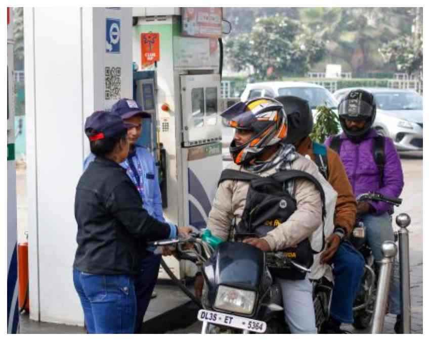 पैनिक बाइंग : राशन की तरह तेल जुटाने की होड़ 