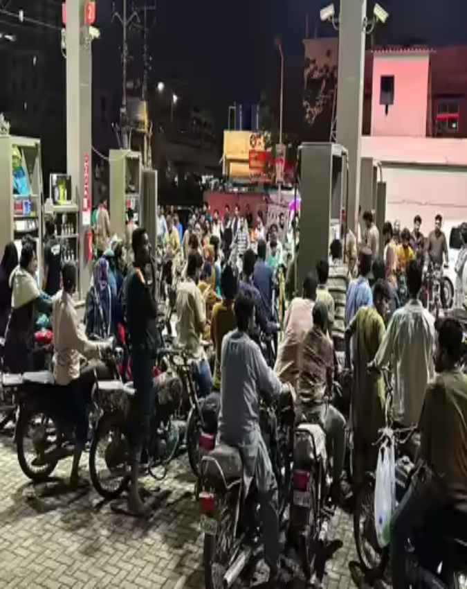 पाकिस्तान में 42.7 फीसदी बढ़े पेट्रोल के दाम