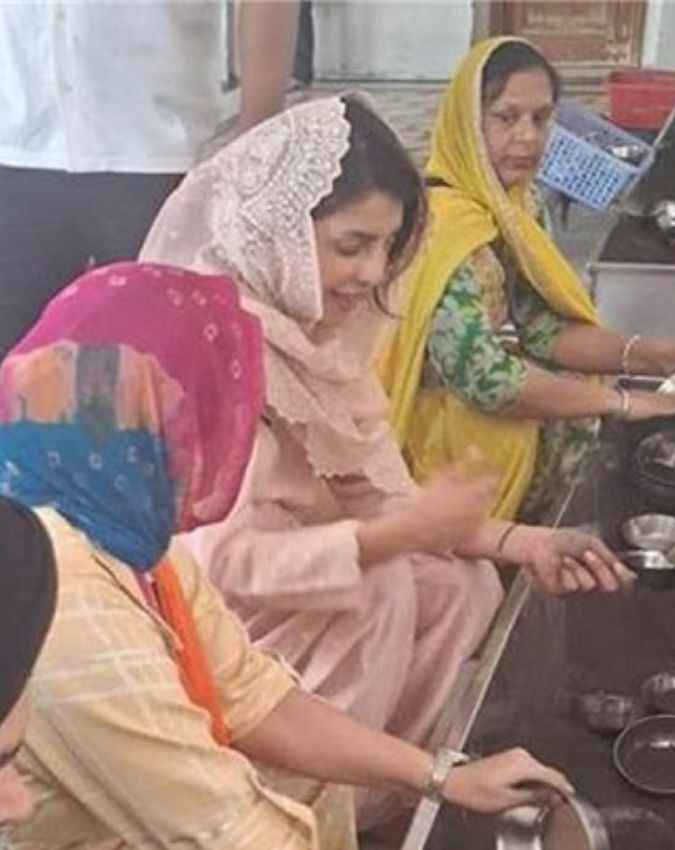प्रियंका चोपड़ा ने झूठे बर्तन किए साफ