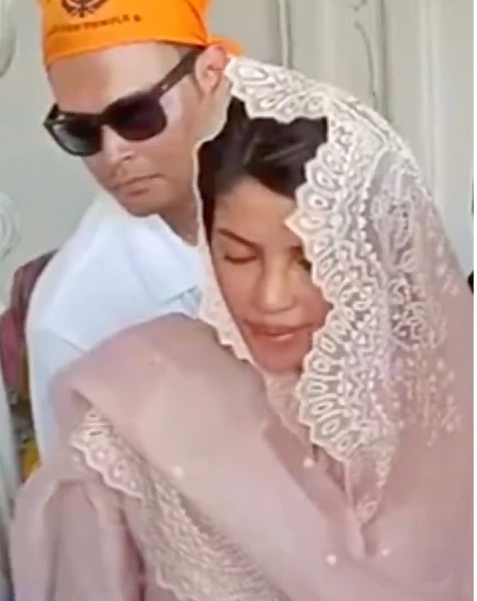 priyanka chopra golden temple visit -1-2-3-4-5