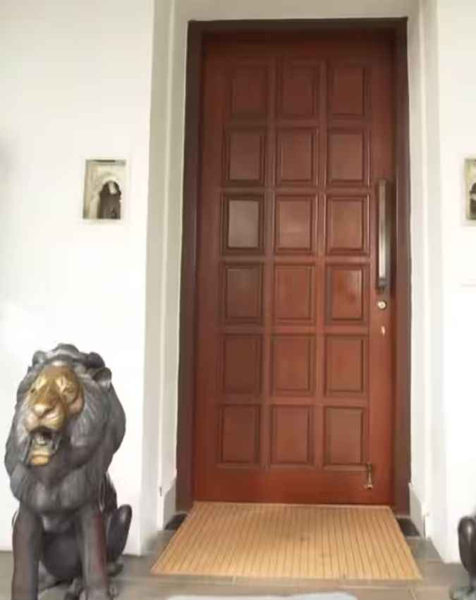 घर का आलीशान दरवाजा