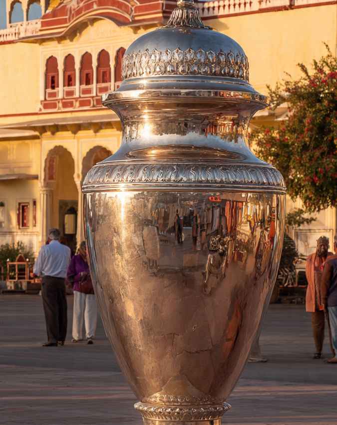 विश्व के सबसे बड़े रजत घड़े