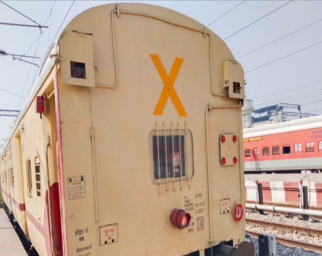 traino ke peeche x kyun, indian railway Train Cross Sign, indian railway Train, Vande Bharat or Metro, Cross Sign explained, important information railway-1-2-3