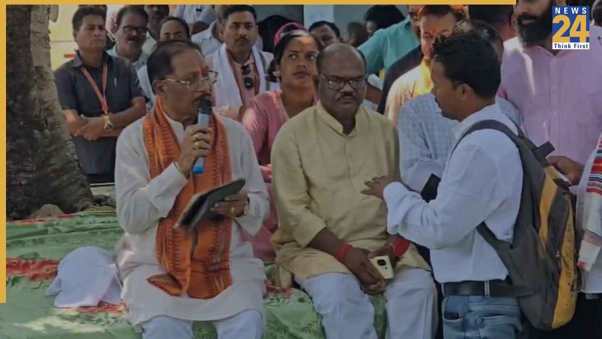 मुख्यमंत्री विष्णु देव साय ने चंदागढ़ गांव का किया दौरा, ग्रामीणों से किया सीधा संवाद