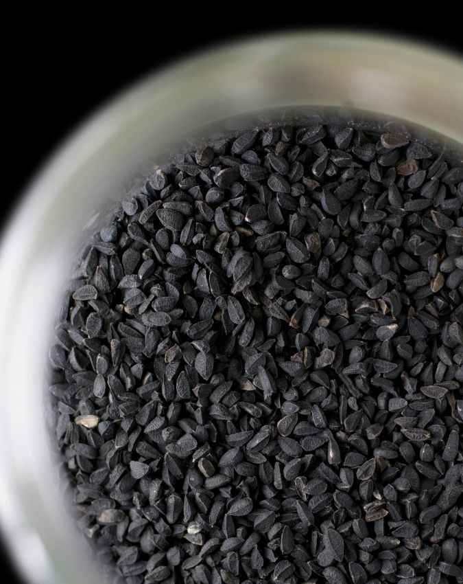 फायदों से भरपूर हैं नारियल तेल और कलौंजी 