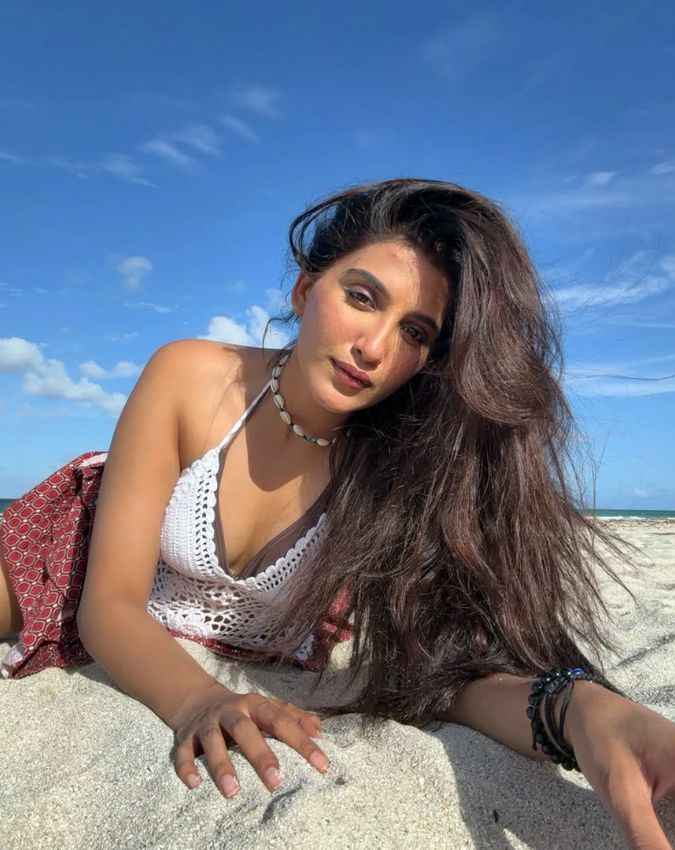 कॉन्फिडेंस के साथ किया पोज