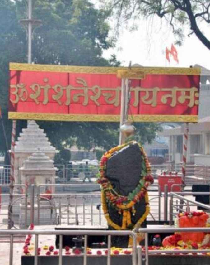 गांव में स्थापित की गई शिला 