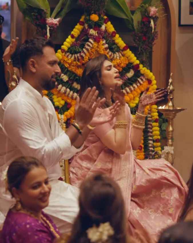 परिवार और क्लोज फ्रेंड ने सजाई शाम