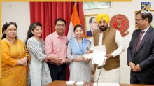 मुख्यमंत्री भगवंत सिंह मान ने 12वीं की 3 टॉपर लड़कियों से की मुलाकात, 50,000 रुपए नकद पुरस्कार देकर किया सम्मानित