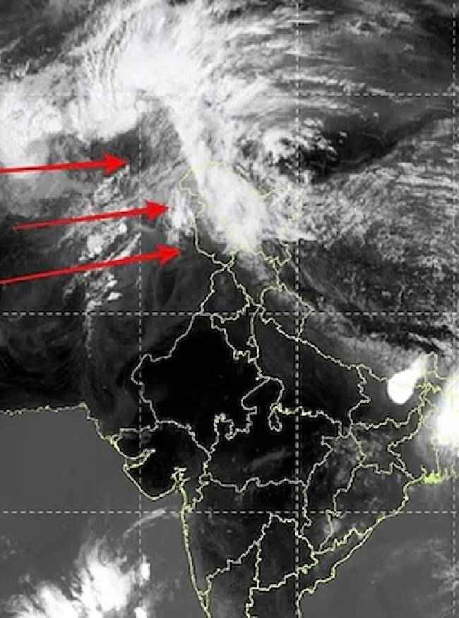 सैटेलाइट से खींची गई बादलों की तस्वीरें