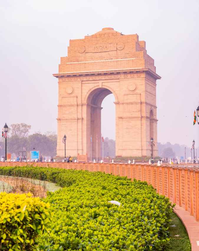 किससे खरीदा गया था यह बंगला?