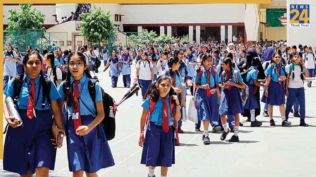 नीति आयोग ने खोली गुजरात में शिक्षा व्यवस्था की पोल, 2936 स्कूल में छात्र सिर्फ एक शिक्षक के भरोसे