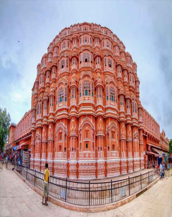 हवामहल में गलियारे और कमरे हैं संकरे