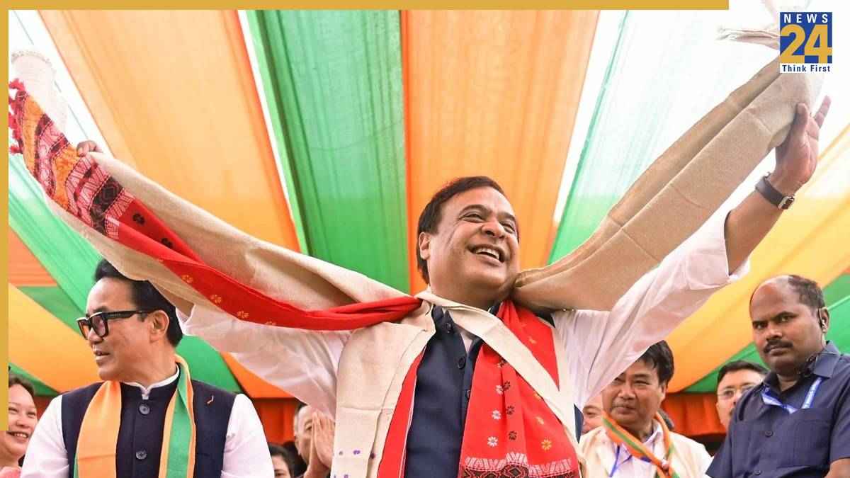 असम के CM बने हिमंता बिस्वा, आज 4 कैबिनेट मंत्रियों के साथ ग्रहण की शपथ, समारोह में PM मोदी रहे मौजूद