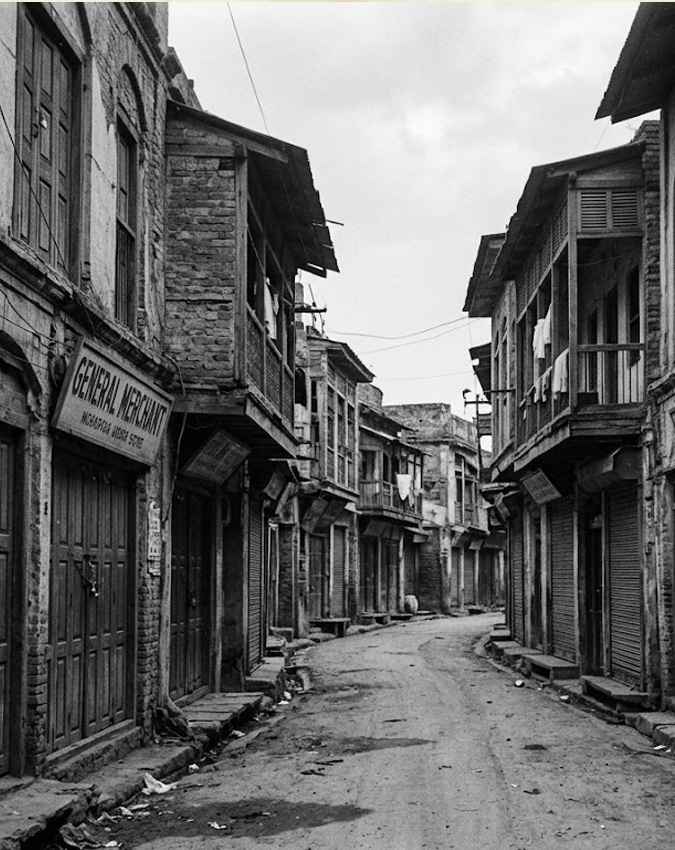 बाजार बंद, सड़कों पर परस गया था सन्नाटा
