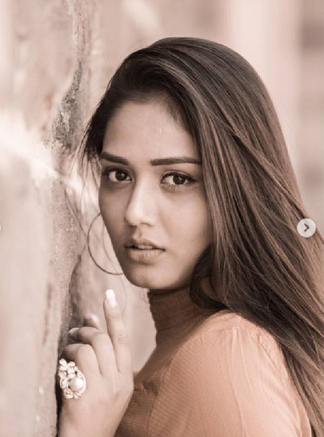 twisha sharma-1-2