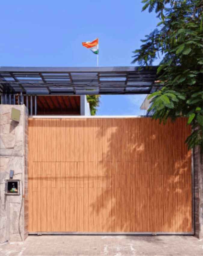 शानदार एंट्रेंस और पोर्च