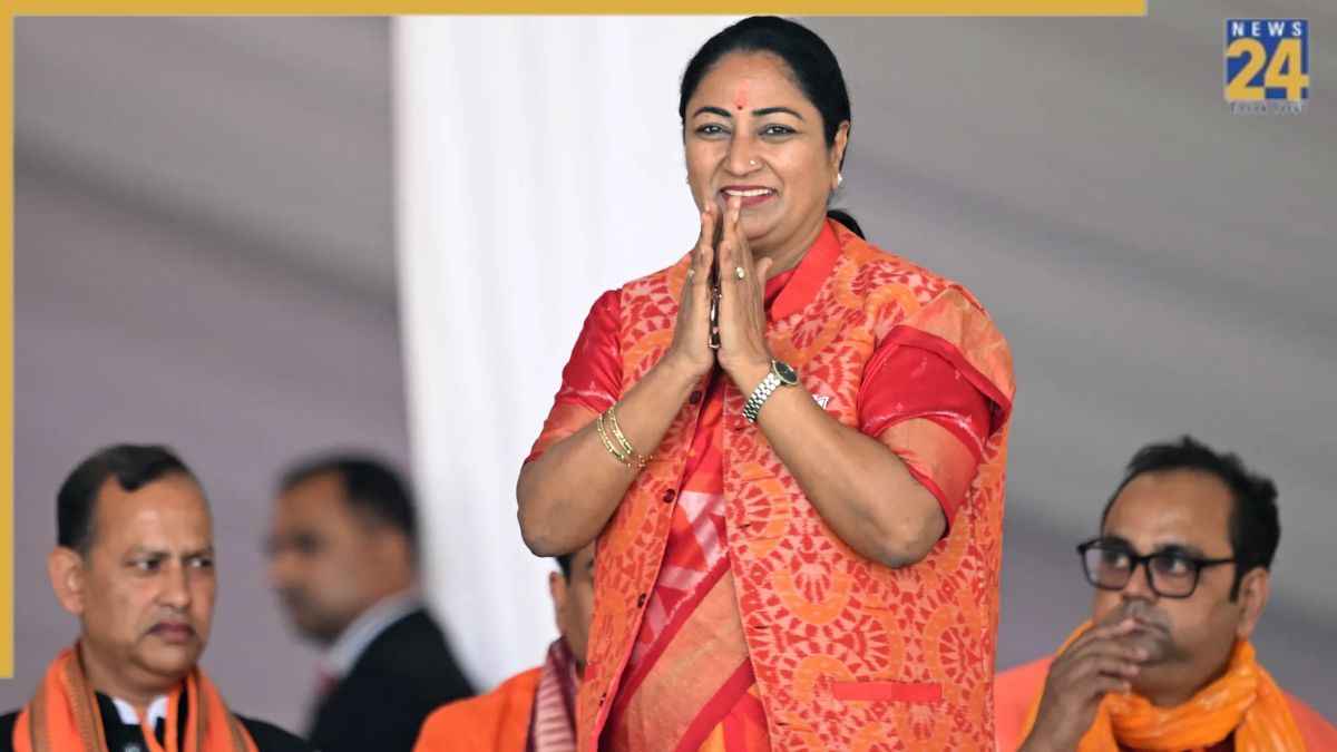 बंगाल जीत के बाद CM रेखा गुप्ता का खास अंदाज, झालमुरी जश्न से दिया बड़ा संदेश