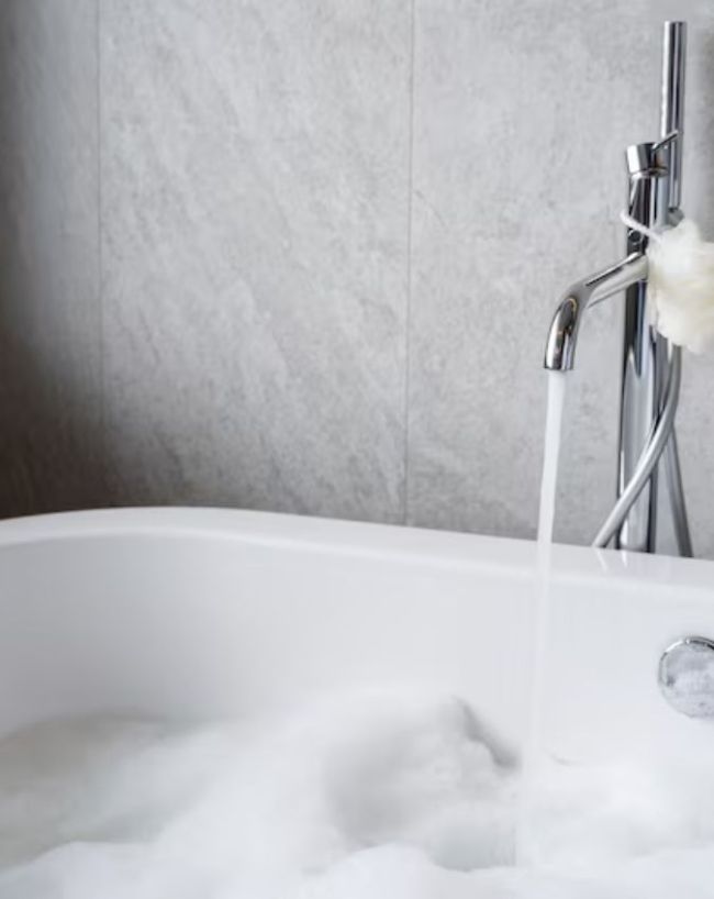 Is it good to bath with hot water in summer for a woman-1-2