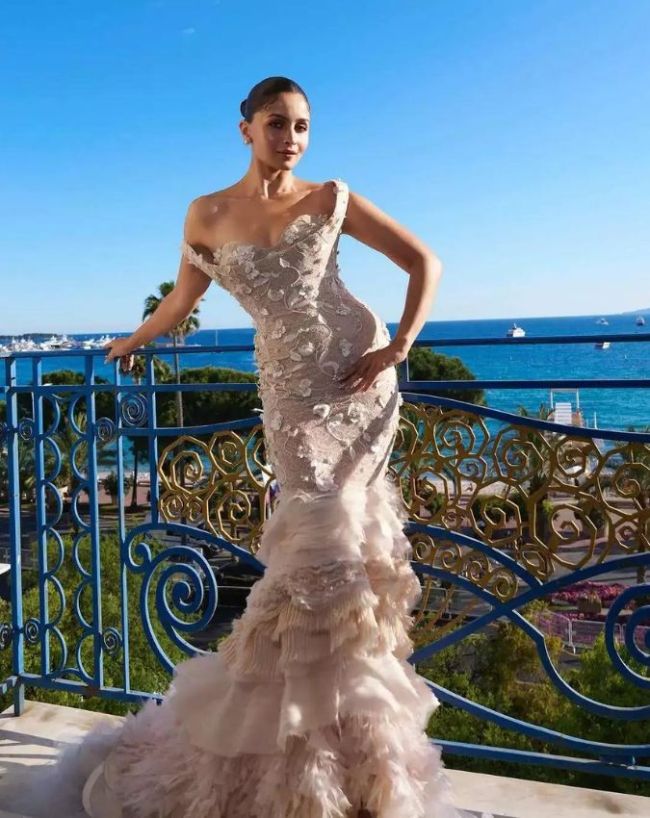 Alia Bhatts lavish Cannes hotel room-1-2-3-4-5-6-7