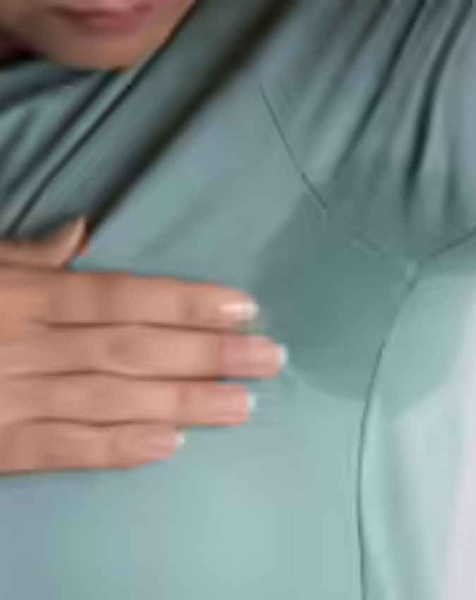 क्यों पड़ जाते हैं अंडरआर्म्स के पसीने के दाग?