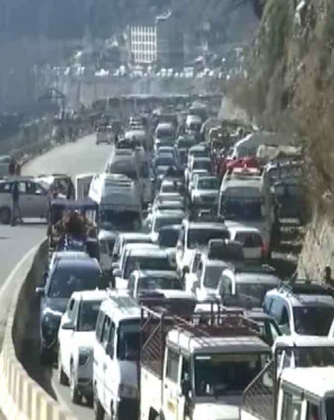 सोशल मीडिया पर वायरल हो रहे वीडियो