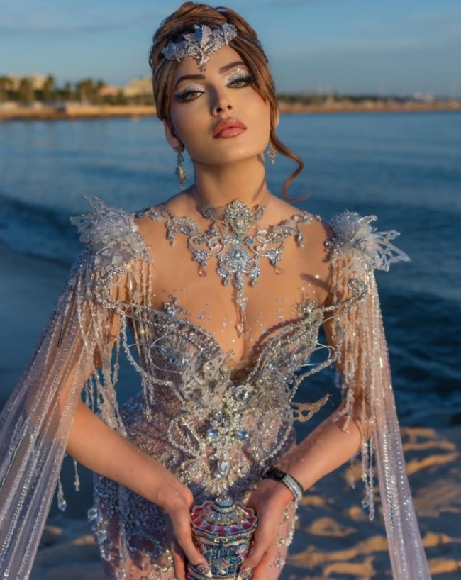 Urvashi Rautela-1-2-3-4-5-6-7