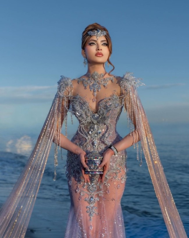 Urvashi Rautella-1-2-3-4-5