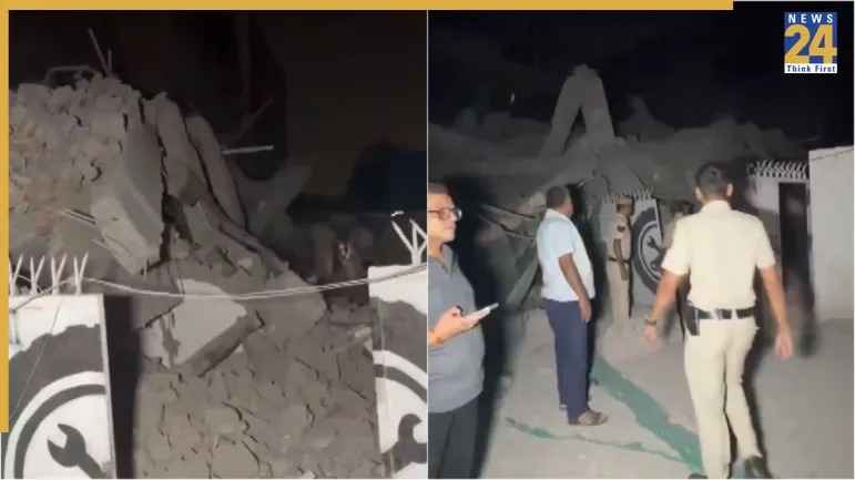 दिल्ली के महरौली में गिरी 5 मंजिला इमारत, कई लोगों के दबे होने की आशंका, रेस्क्यू ऑपरेशन जारी