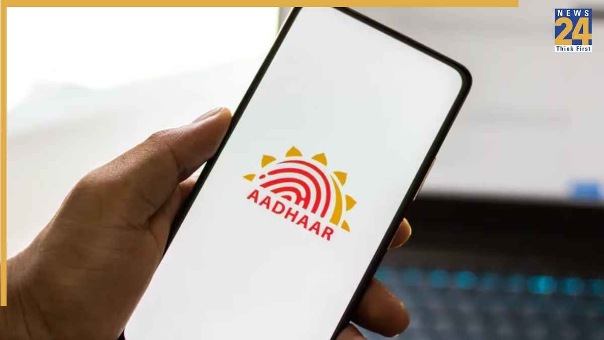 New Aadhaar Card Update Rule : मोबाइल नंबर और पता बदलना हो गया अब और आसान, नहीं काटने पड़ेंगे सेंटर के चक्‍कर; घर बैठे होगा काम