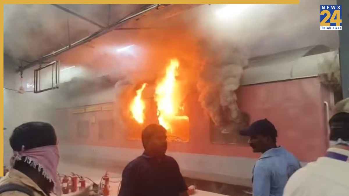 जयपुर-हैदराबाद एक्सप्रेस में भीषण आग, जलकर खाक हुए दो AC कोच