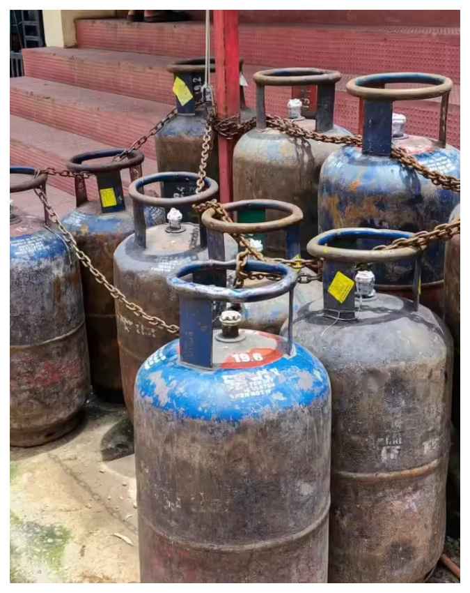 कमर्शियल गैस सिलेंडर (19 kg) ने बढ़ाई होटल और रेस्टोरेंट मालिकों की टेंशन