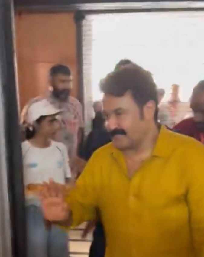थिएटर में पहुंचे मोहनलाल
