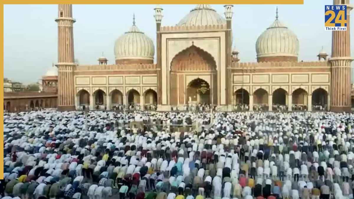 Bakra Eid 2026: जम्मू से हैदराबाद तक, मस्जिदों में पढ़ी गई ईद-उल-अजहा की नमाज, देखें तस्वीरें