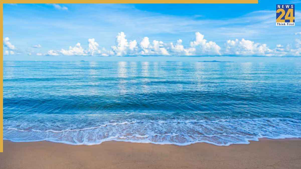 समुद्र का पानी नीला क्यों दिखता है? जानिए इसके पीछे का वैज्ञानिक कारण